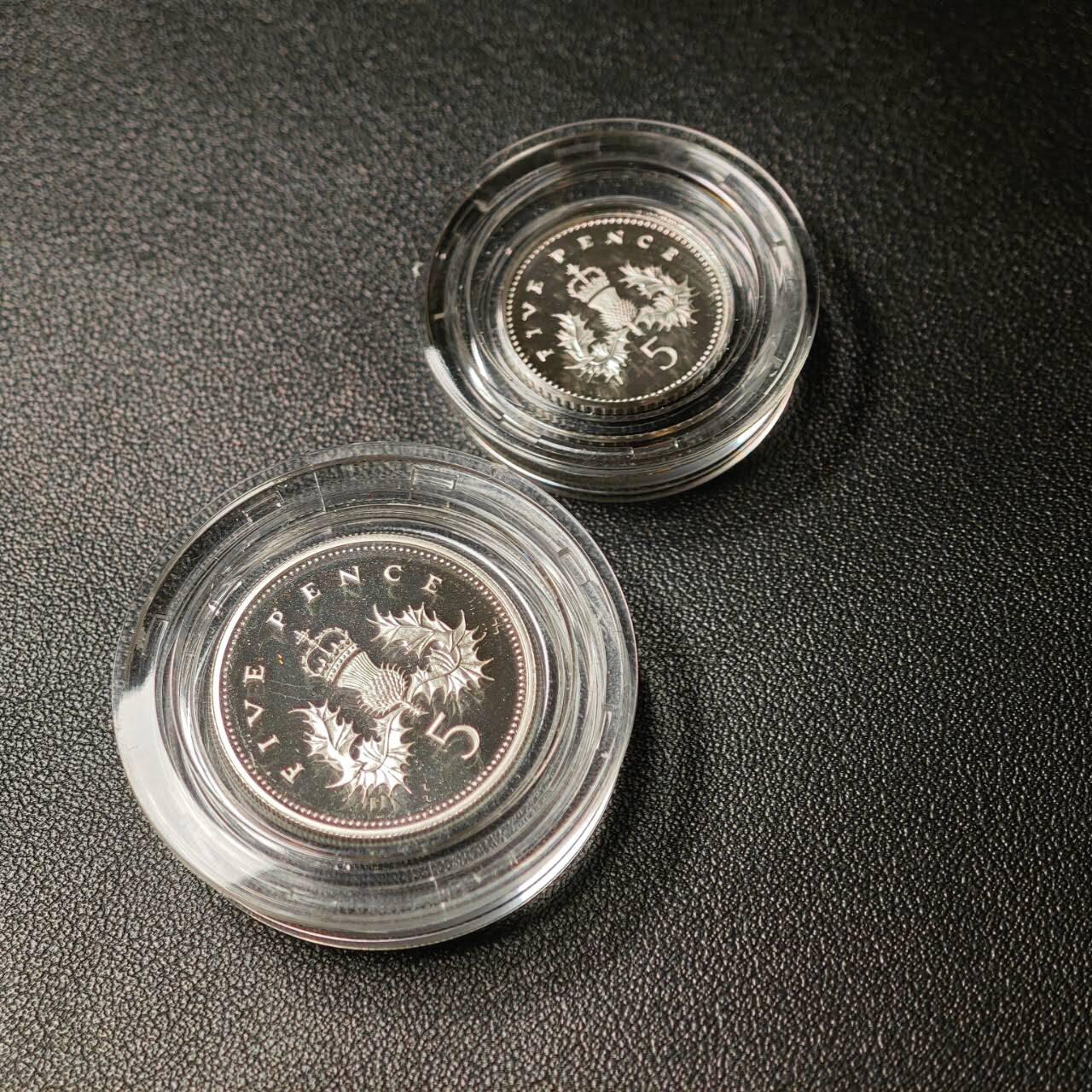 金瓯小拍第三期 古今币章 银价专场 英国5便士1对2枚精制银币1990年 重3.25克+5.65克 状态极佳无氧化硫化 盒证齐全