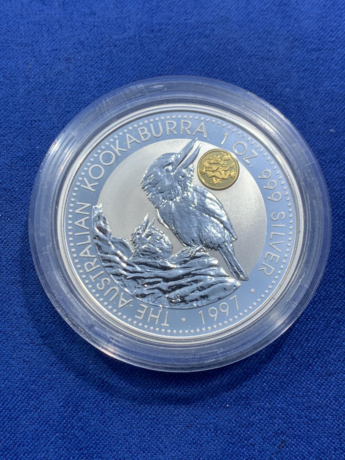《竞宝斋》第462场 周日，周一，2场连拍 （全场包邮）欢迎送拍 澳大利亚 1997年 笑翠鸟 金龙镶嵌银币 含纯银1盎司999银，镶嵌部分重约0.5克黄金，发行2万枚，为上海国际钱币展而发行，细节见图