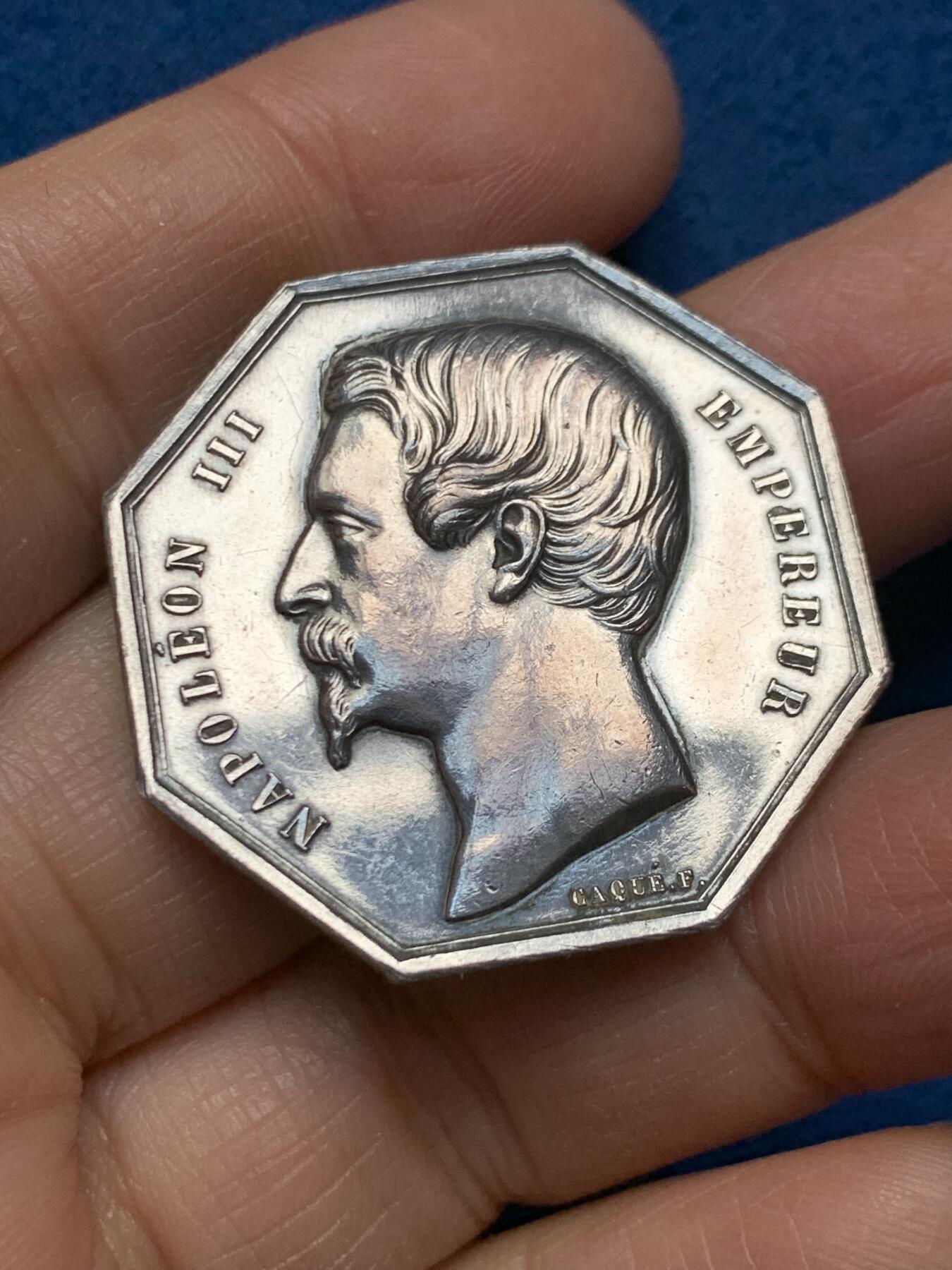 《竞宝斋》第462场 周日，周一，2场连拍 （全场包邮）欢迎送拍 法国马赛商会八角银质代币 蜜蜂银标 18.5克 34.6mm