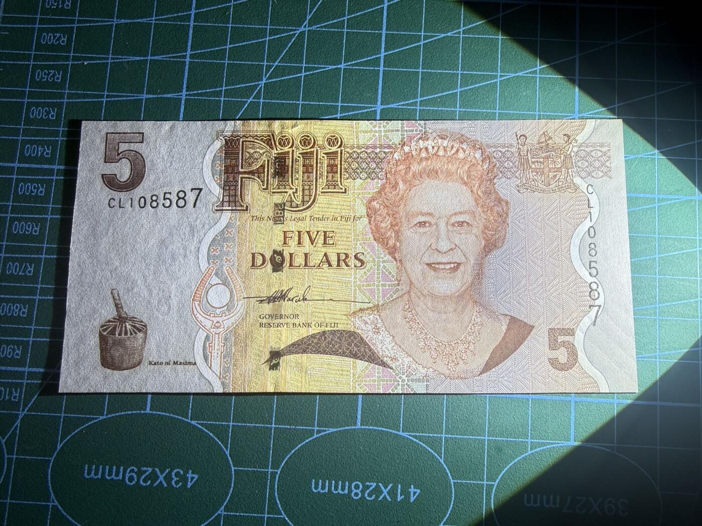 【炜奕收藏】，第五十八期，英属第三场 2007年斐济5元，UNC品相，号码无4