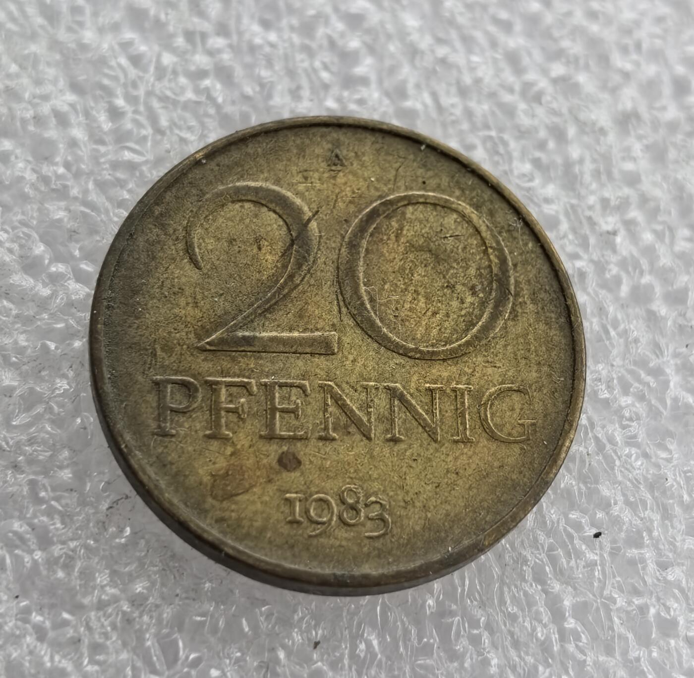 外国优质老铜币高银银币，周六九点倒数截拍，满百包邮，持续收拍 东德1983年20芬尼铜币，正面铸 “20 PFENNIG” 与年份，字体规整；背面为东德国徽（圆规、锤子、麦穗），设计经典，铜质包浆温润，是东德流通辅币代表，兼具历史纪念与入门收藏价值。