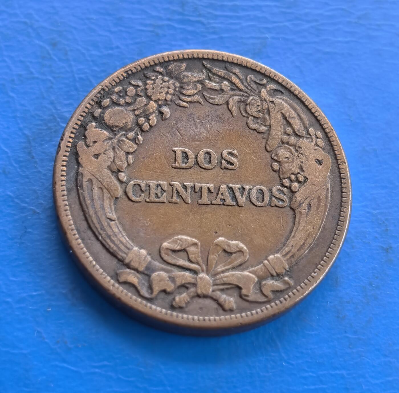 外国优质老铜币高银银币，周六九点倒数截拍，满百包邮，持续收拍 秘鲁1919 年 2 分铜币，正面以秘鲁国徽核心的放射状太阳纹为主体，搭配国名与年份，雕刻规整；背面 “DOS CENTAVOS” 居中，花卉花环配蝴蝶结纹饰细腻，铜质包浆古朴，融合南美国徽特色与欧式装饰风，工艺精致。