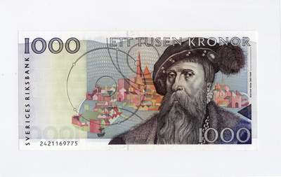 徐霞客拍卖首拍 - 	瑞典P-60 1992年1000克朗2421169775		unc-	这张纸币的币面人物是瑞典国王古斯塔夫·瓦萨，他是瑞典从丹麦统治下独立、建立瓦萨王朝的开国君主。币面背景采用了现代几何抽象风格的斯德哥尔摩老城剪影，用粉、橙、蓝等色块重构了历史建筑，这种“写实肖像+抽象背景”的组合，在世界纸币中独树一帜。	