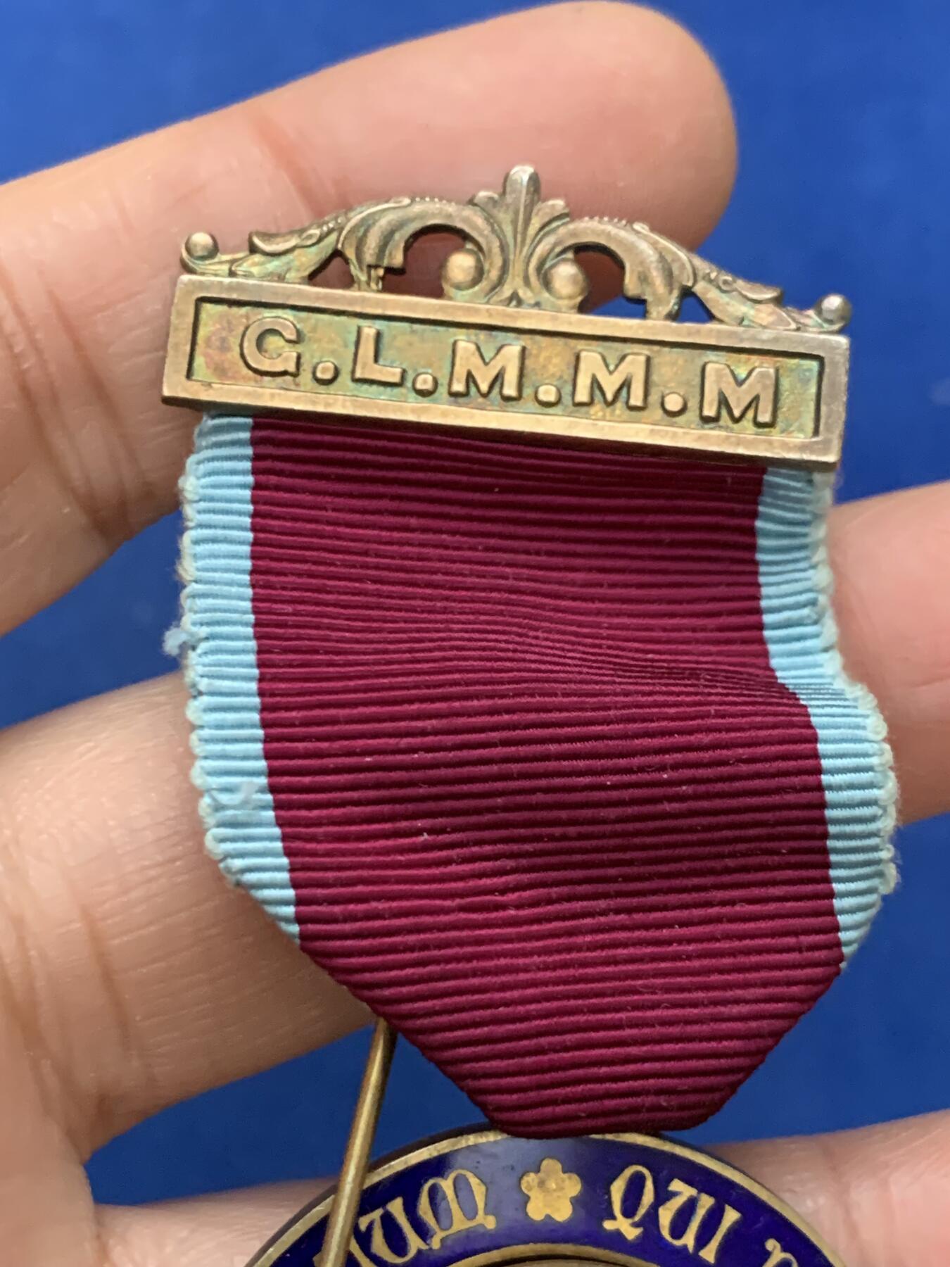 《竞宝斋》第462场 周日，周一，2场连拍 （全场包邮）欢迎送拍 英国1949年共济会镀金银章。工艺精湛，走狮银标清晰，金水珐琅饱满，伦敦原盒。共济会是西方颇带神秘色彩的组织，美元钞票上某些图案的来源。总重约30.6克