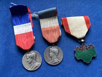 《竞宝斋》第462场 周日，周一，2场连拍 （全场包邮）欢迎送拍 - 三枚合拍 两枚法国劳工奖章与日本勋七等桐叶章 均为银质 约43.9g