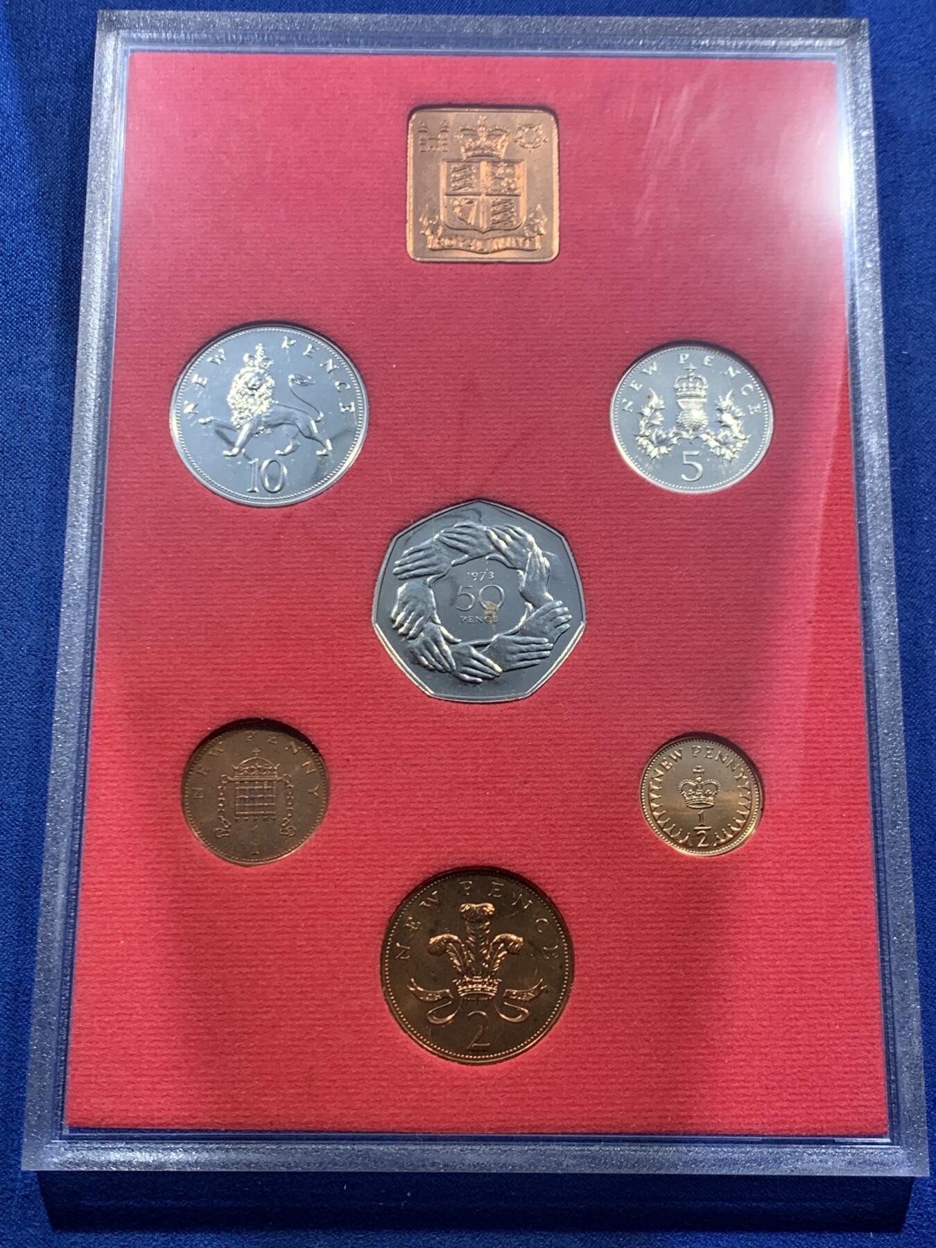 《竞宝斋》第462场 周日，周一，2场连拍 （全场包邮）欢迎送拍 英国1973年精制套币 礼品原装6枚币和1枚章