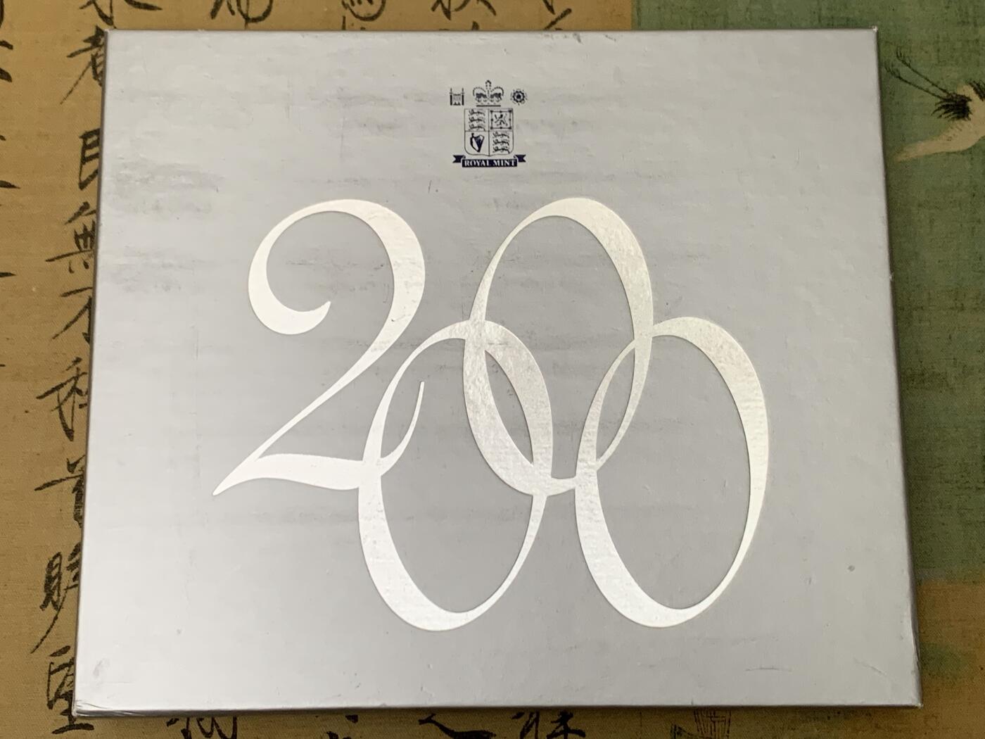 《竞宝斋》第462场 周日，周一，2场连拍 （全场包邮）欢迎送拍 英国2000年精制套币，带1枚5英镑千禧年跨年精制纪念币，1枚2英镑机械时代精制纪念币，1枚1英镑威尔士红龙精制纪念币，10枚币，盒证齐全，品相精美