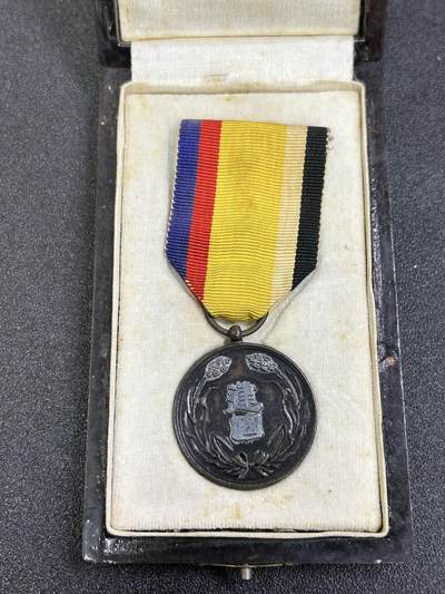 西秦中古拍卖第七十四期 - 不忘历史 抗战收藏 伪满洲国建国功劳奖章 带原盒