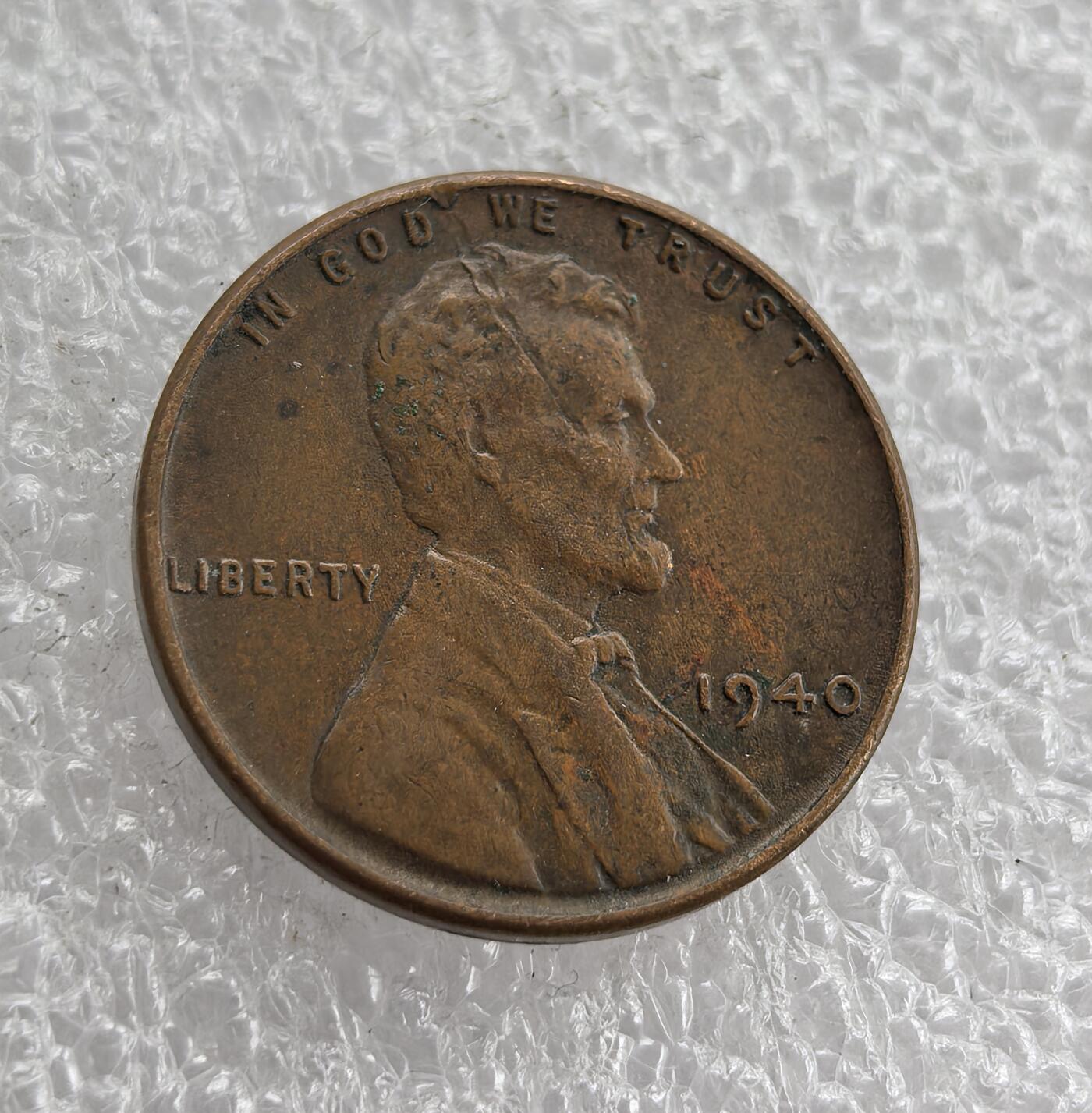 外国优质老铜币高银银币，周六九点倒数截拍，满百包邮，持续收拍 美国1940 年林肯 1 分铜币，正面铸林肯头像、“IN GOD WE TRUST” 与 “LIBERTY”，背面麦穗环绕面值及国名，属二战前经典麦穗版，包浆自然、品相完整，是美国分币收藏入门佳选，兼具历史纪念与收藏价值。