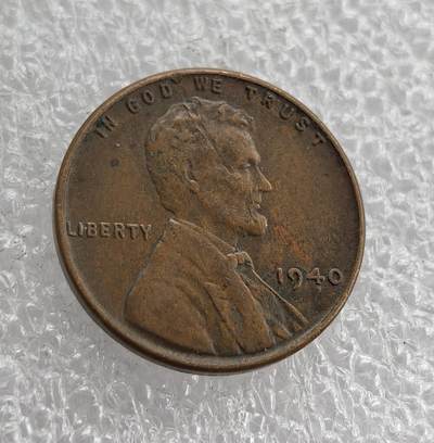 外国优质老铜币高银银币，周六九点倒数截拍，满百包邮，持续收拍 - 美国1940 年林肯 1 分铜币，正面铸林肯头像、“IN GOD WE TRUST” 与 “LIBERTY”，背面麦穗环绕面值及国名，属二战前经典麦穗版，包浆自然、品相完整，是美国分币收藏入门佳选，兼具历史纪念与收藏价值。