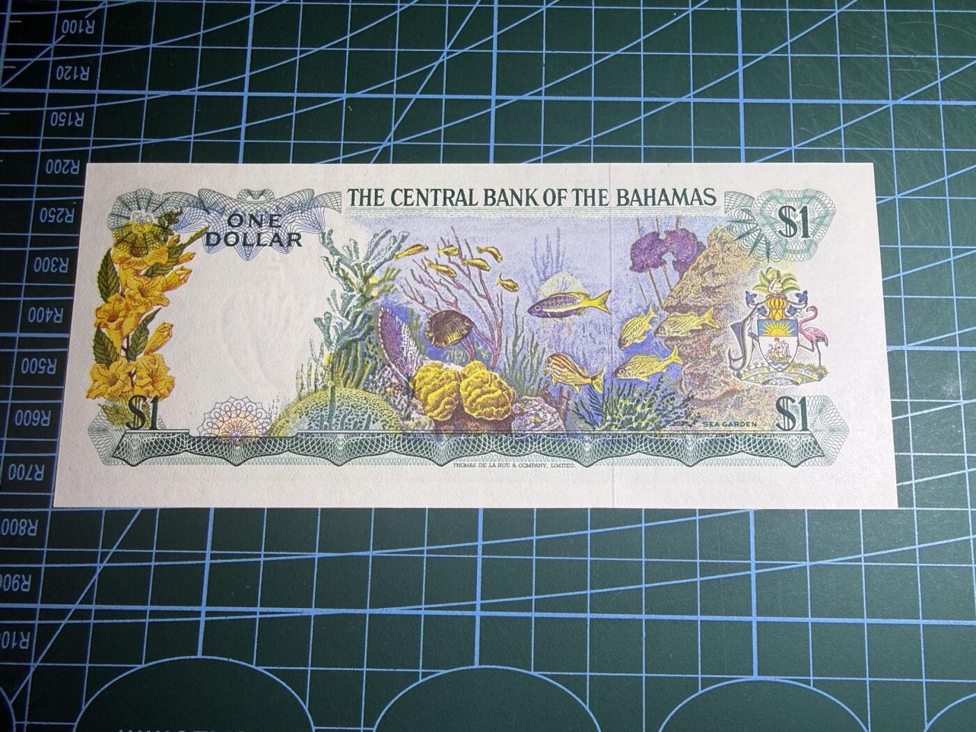 【炜奕收藏】，第五十八期，英属第三场 1974年巴哈马1元，UNC品相，号码无4，彩背