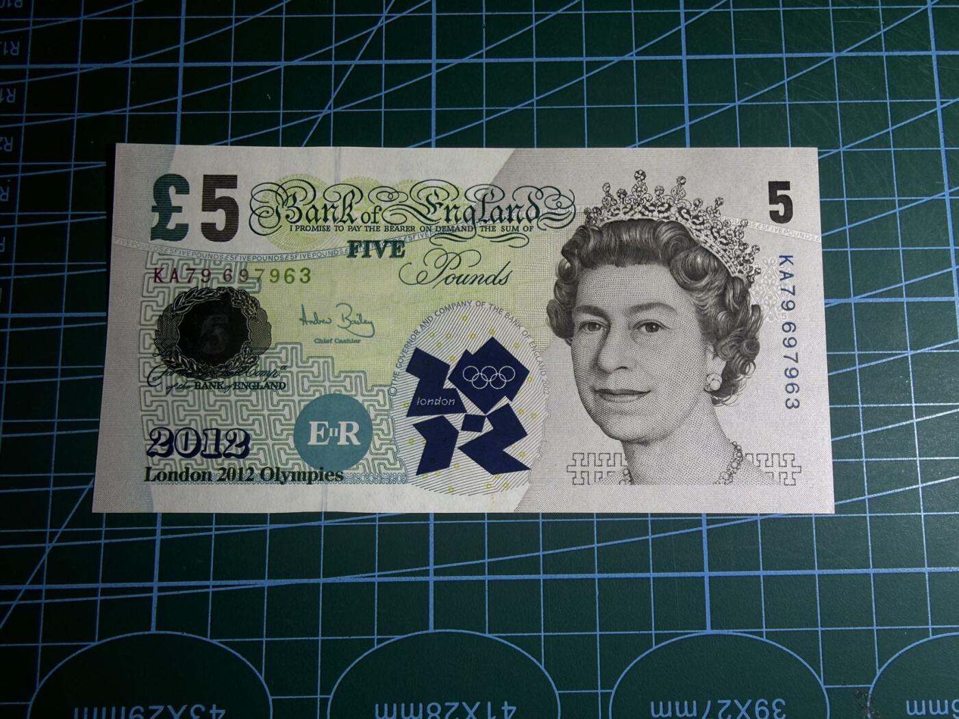 【炜奕收藏】，第五十八期，英属第三场 英国E序列5镑，UNC品相，伦敦奥运会加盖