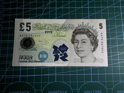 【炜奕收藏】，第五十八期，英属第三场 - 英国E序列5镑，UNC品相，伦敦奥运会加盖