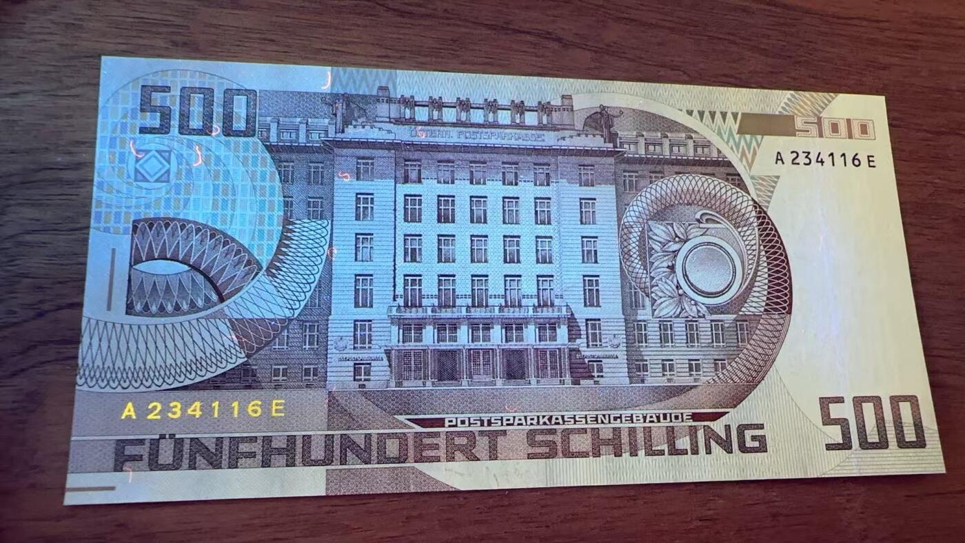 徐霞客拍卖首拍 奥地利	P-151 1985年500先令	A234116E au	正面主像为奥地利建筑师、维也纳分离派代表人物奥托·瓦格纳，设计融入瓦格纳建筑作品装饰元素，采用红棕渐变套印与精细雕刻凹印工艺。			