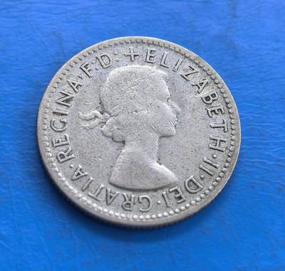 外国优质老铜币高银银币，周六九点倒数截拍，满百包邮，持续收拍 - 澳大利亚1955年1先令银币，正面为伊丽莎白二世女王侧面像，铭文彰显其君主身份；背面是澳洲原住民风格的蛇形图腾，搭配星纹与纪年，兼具英国王室印记与本土文化特色，是战后澳大利亚货币的典型代表。