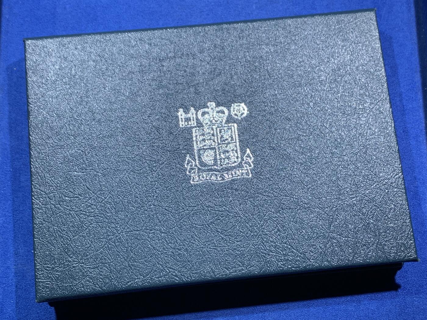 《竞宝斋》第462场 周日，周一，2场连拍 （全场包邮）欢迎送拍 英国1984年精制套币，带1枚1英镑苏格兰蓟精制纪念币，8枚币，盒证齐全，品相精美，蓝色盒装