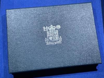 《竞宝斋》第462场 周日，周一，2场连拍 （全场包邮）欢迎送拍 - 英国1984年精制套币，带1枚1英镑苏格兰蓟精制纪念币，8枚币，盒证齐全，品相精美，蓝色盒装