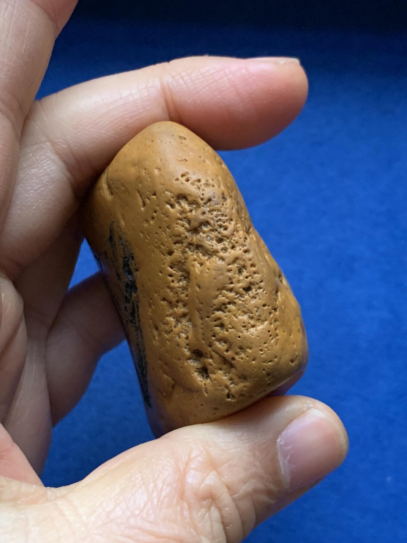 《竞宝斋》第462场 周日，周一，2场连拍 （全场包邮）欢迎送拍 黄蜡石石雕·金蟾手把件，自然底座，底部金印，重128.8克，大小一手握，图案面背面有个窝窝，内有天然石中石，也可以做博古架小摆件，亦可做镇纸；