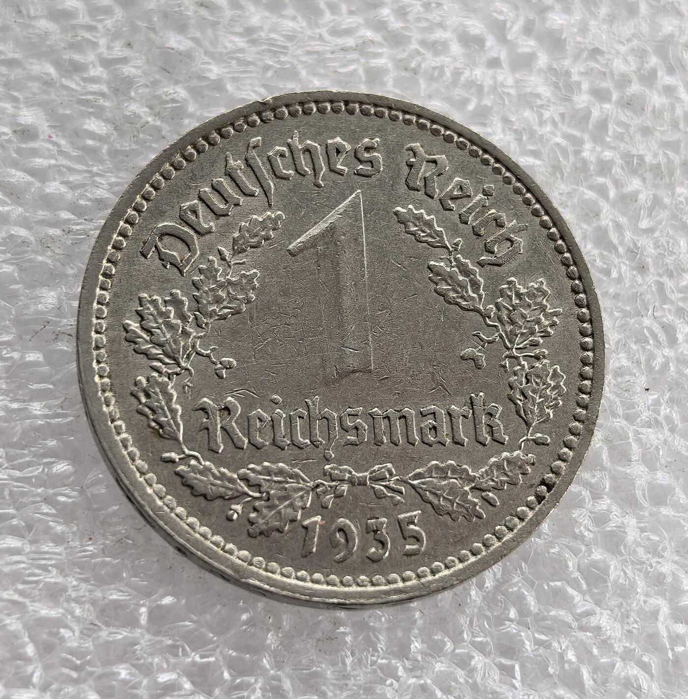 外国优质老铜币高银银币，周六九点倒数截拍，满百包邮，持续收拍 德国1935年 1 马克，正面铸纳粹帝国鹰与 “公共利益先于个人利益” 铭文（A 版柏林造），背面为 “德意志帝国”、面值及橡树叶。属纳粹德国统治期，是希特勒集权、推行纳粹意识形态与对外扩张的货币实物见证。