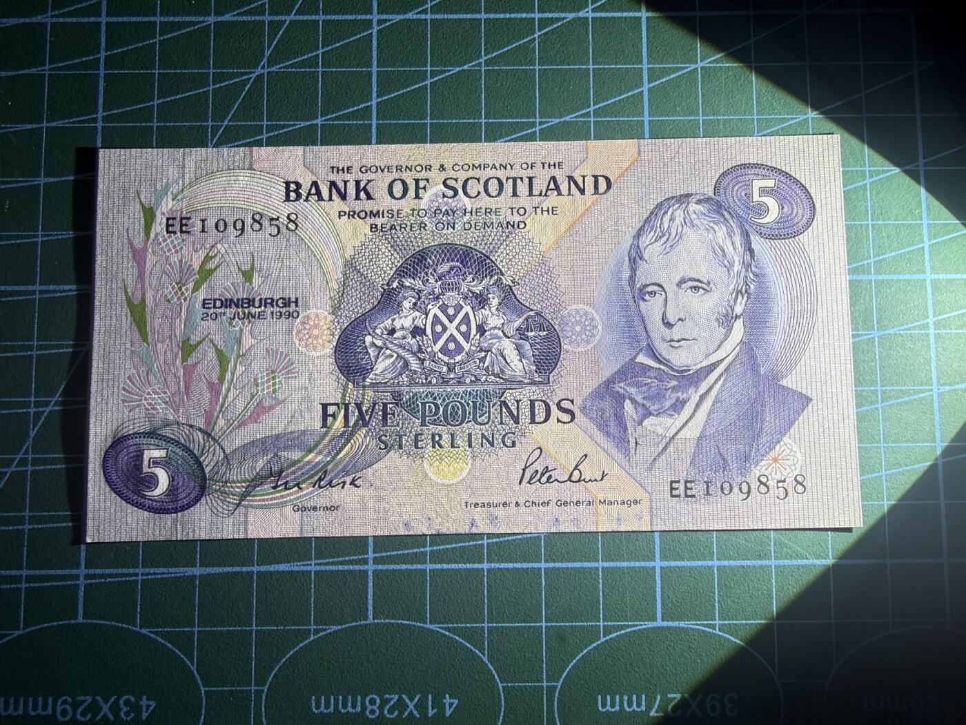 【炜奕收藏】，第五十八期，英属第三场 1990年苏格兰银行5镑，UNC品相，号码无347，轻微拖墨