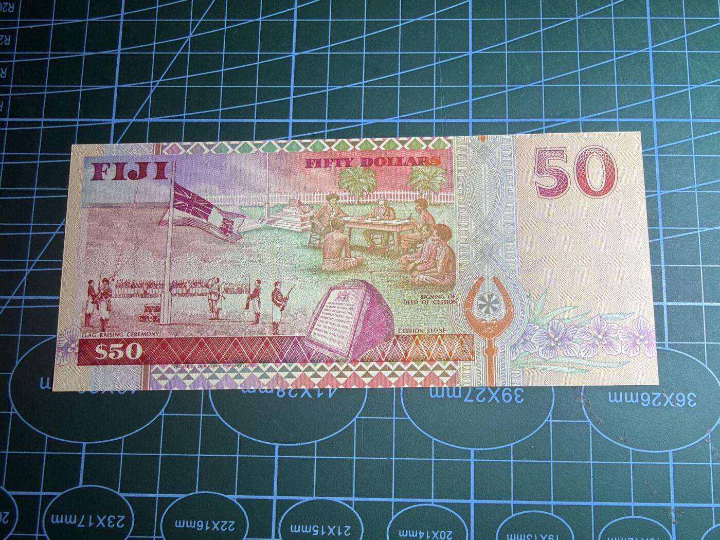 【炜奕收藏】，第五十八期，英属第三场 1996年斐济50元，UNC品相，A冠百位号