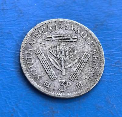 外国优质老铜币高银银币，周六九点倒数截拍，满百包邮，持续收拍 - 南非1933 年 3 便士银币，正面乔治五世头像雕刻细腻传神，帝国铭文环绕排布规整；背面帝王花居中，英、南非双语国名与 3D 面值搭配，本土花卉元素鲜明，银质包浆温润，兼具英伦风格与南非地域特色，工艺精致。
