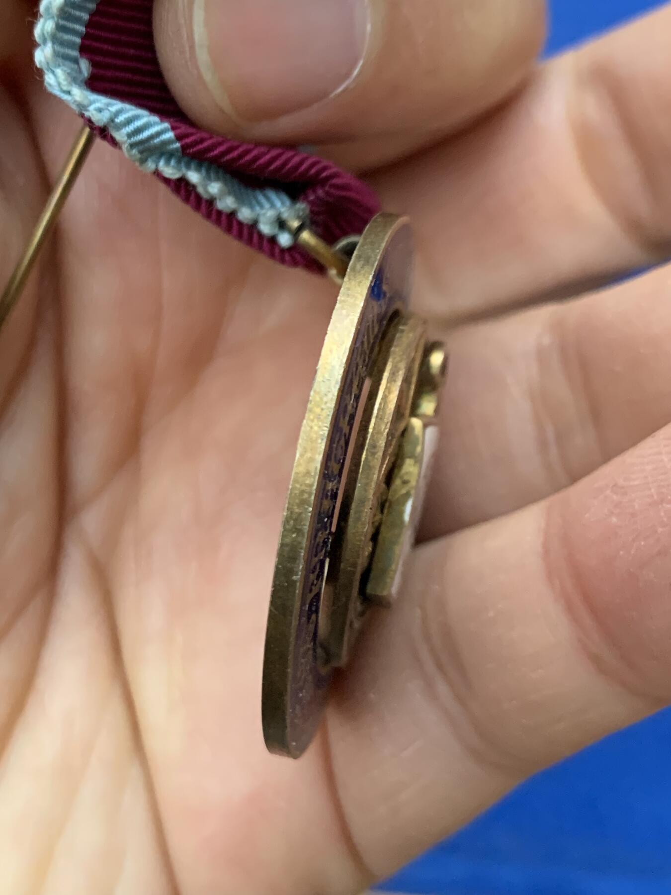 《竞宝斋》第462场 周日，周一，2场连拍 （全场包邮）欢迎送拍 英国1949年共济会镀金银章。工艺精湛，走狮银标清晰，金水珐琅饱满，伦敦原盒。共济会是西方颇带神秘色彩的组织，美元钞票上某些图案的来源。总重约30.6克