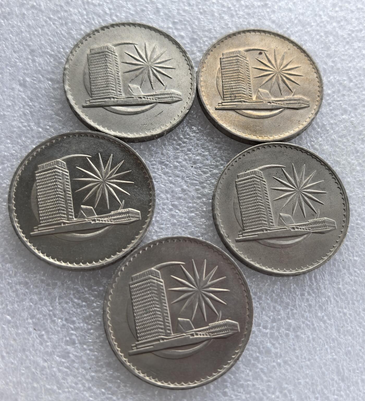 外国优质老铜币高银银币，周六九点倒数截拍，满百包邮，持续收拍 马来西亚1971年1 林吉特5枚，正面铸国名 “MALAYSIA”、面值与年份，背面刻画马来西亚国会大厦及星芒纹饰，属马来西亚独立后早期流通辅币，是东南亚钱币收藏的经典品种。