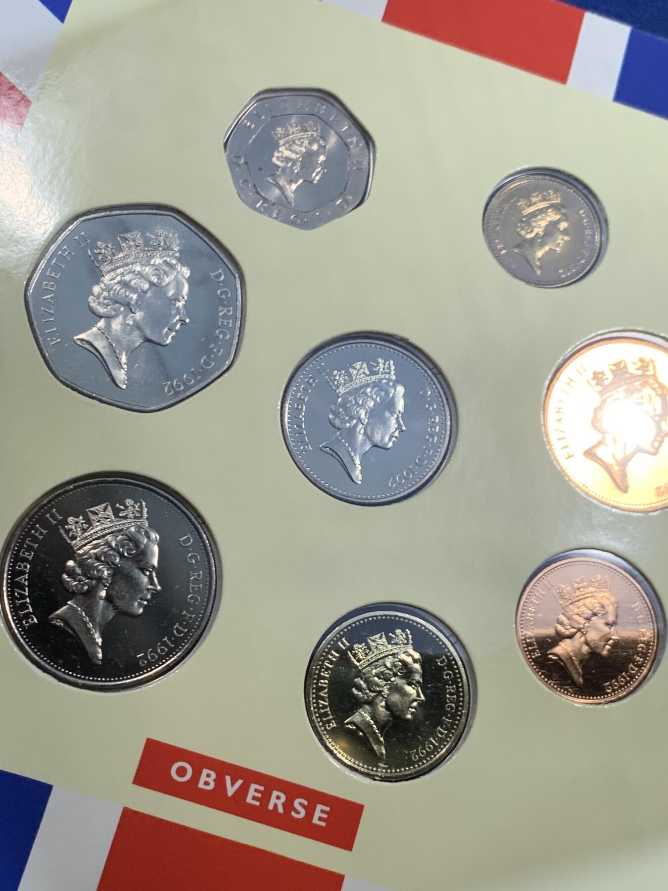 《竞宝斋》第462场 周日，周一，2场连拍 （全场包邮）欢迎送拍 英国1992年套币，带1枚1英镑橡树纪念币，1枚50便士欧洲部长理事会轮值主席纪念币，9枚币，册证齐全，品相精美