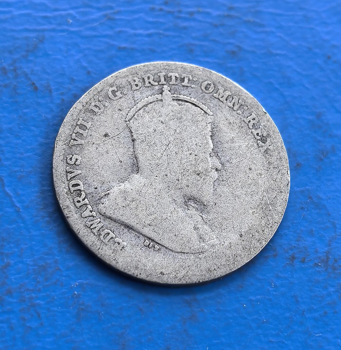 外国优质老铜币高银银币，周六九点倒数截拍，满百包邮，持续收拍 澳大利亚1910 年 3 便士银币，正面爱德华七世头像雕刻细腻，铭文环绕规整；背面袋鼠、鸸鹋守护国徽，星芒点缀，本土动物元素鲜明，面值与年份清晰，银质包浆古朴，工艺精致，尽显澳式钱币独特魅力。