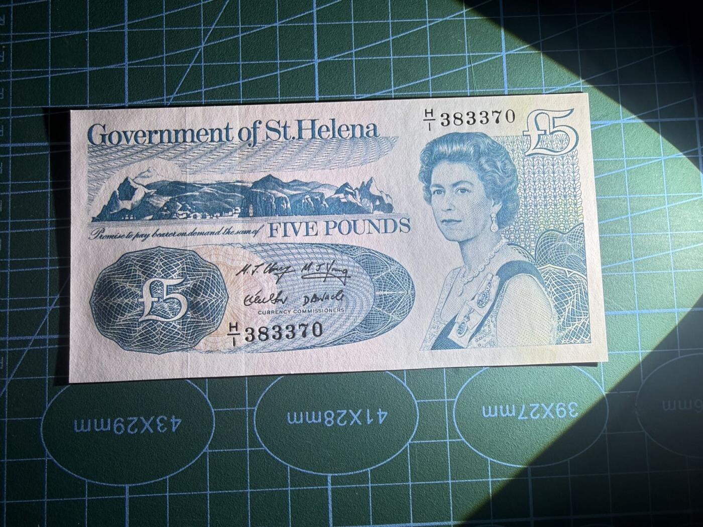 【炜奕收藏】，第五十八期，英属第三场 1999年圣赫勒拿5镑，UNC品相，号码无4