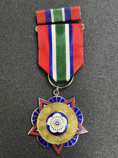 西秦中古拍卖第七十四期 - 民国乙种二等陆海空军奖章 带勋略 退台后