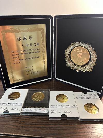 蒂克钱币-第57场 日本章 企业章拍卖  - 日本游泳 仁木基文 纪念章 大尺寸绒布盒 绒布盒尺寸 220*180mm 