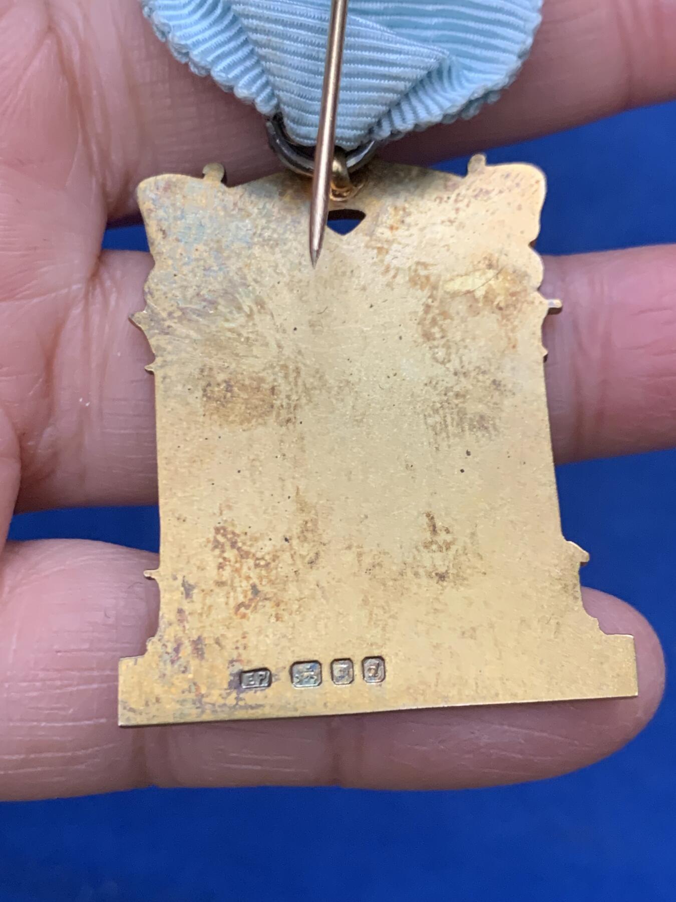 《竞宝斋》第462场 周日，周一，2场连拍 （全场包邮）欢迎送拍 英国1959年共济会镀金银章。设计奢美，工艺精湛，走狮银标清晰，金水饱满，细节见图。总重约32.7克