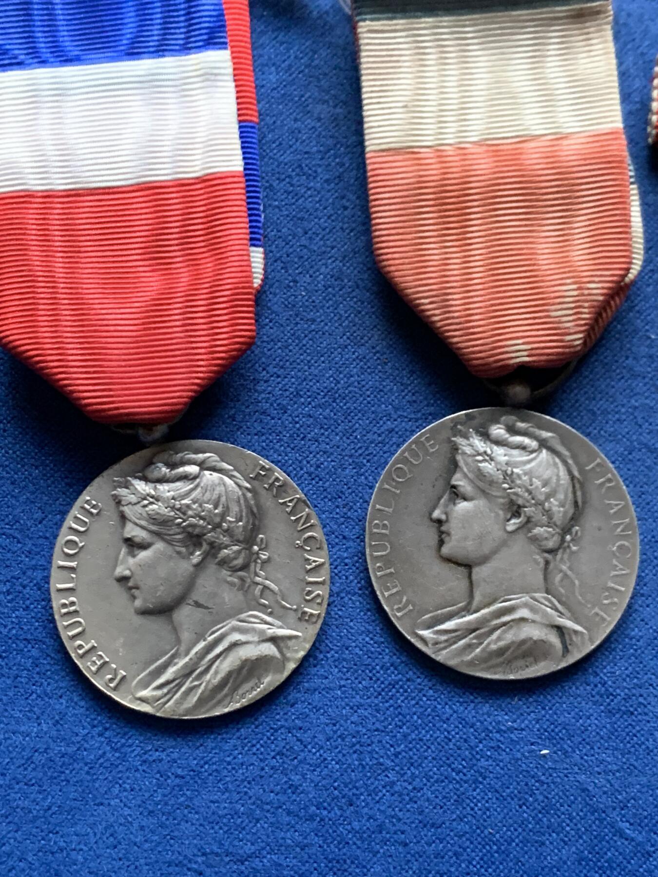 《竞宝斋》第462场 周日，周一，2场连拍 （全场包邮）欢迎送拍 三枚合拍 两枚法国劳工奖章与日本勋七等桐叶章 均为银质 约43.9g