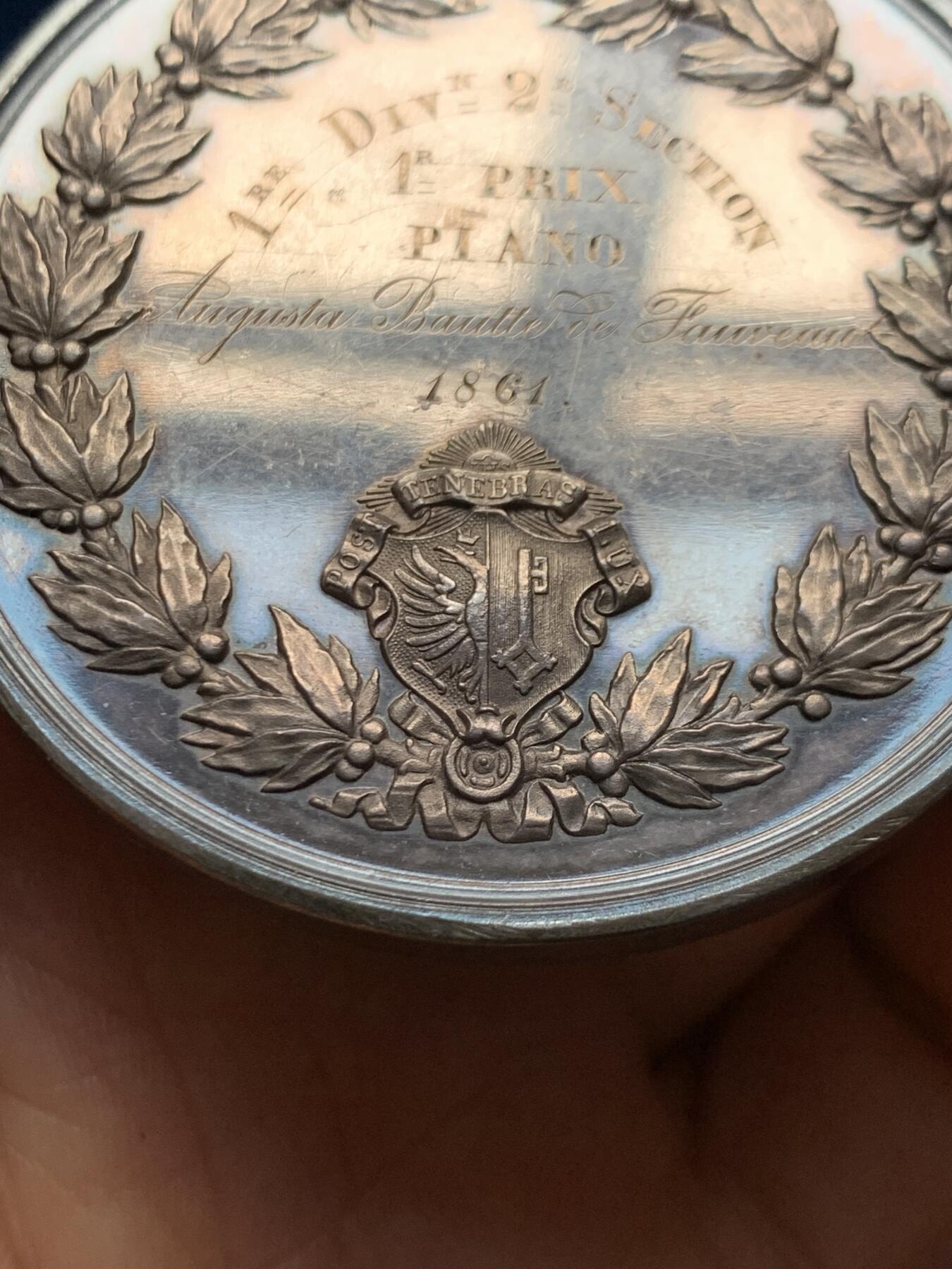 《竞宝斋》第462场 周日，周一，2场连拍 （全场包邮）欢迎送拍 瑞士1861年日内瓦音乐学院大银章 光边 79.4克 53mm