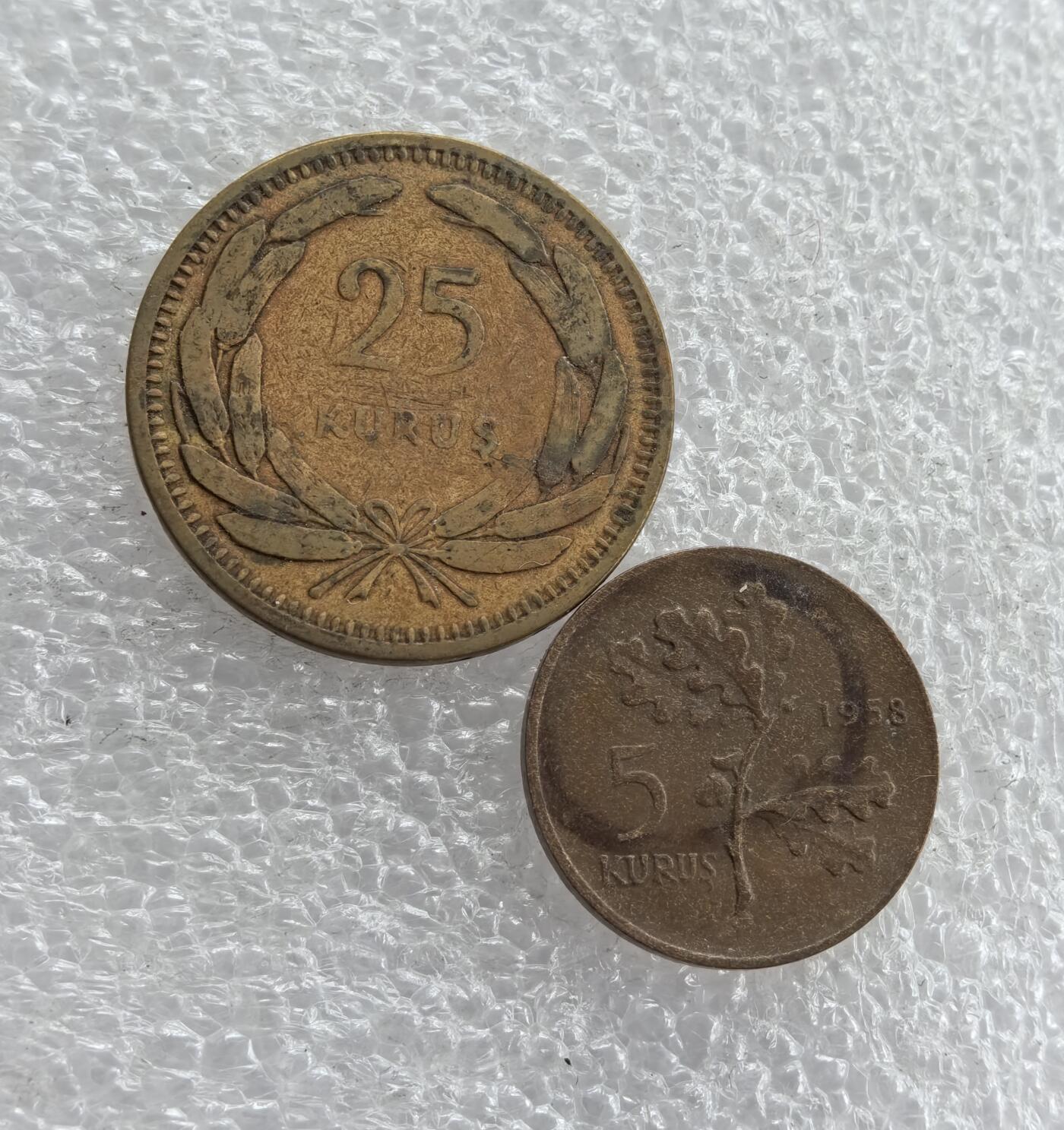 外国优质老铜币高银银币，周六九点倒数截拍，满百包邮，持续收拍 土耳其 1949 年 25 库鲁（黄铜）+1958 年 5 库鲁（铜币）套装，正面星月国徽配国名，背面分别为麦穗、橡树叶图案，设计简洁。年份跨度近 10 年，材质与图案各有特色，包浆自然、品相完整，是中东货币收藏入门佳选，成套收藏价值更高。