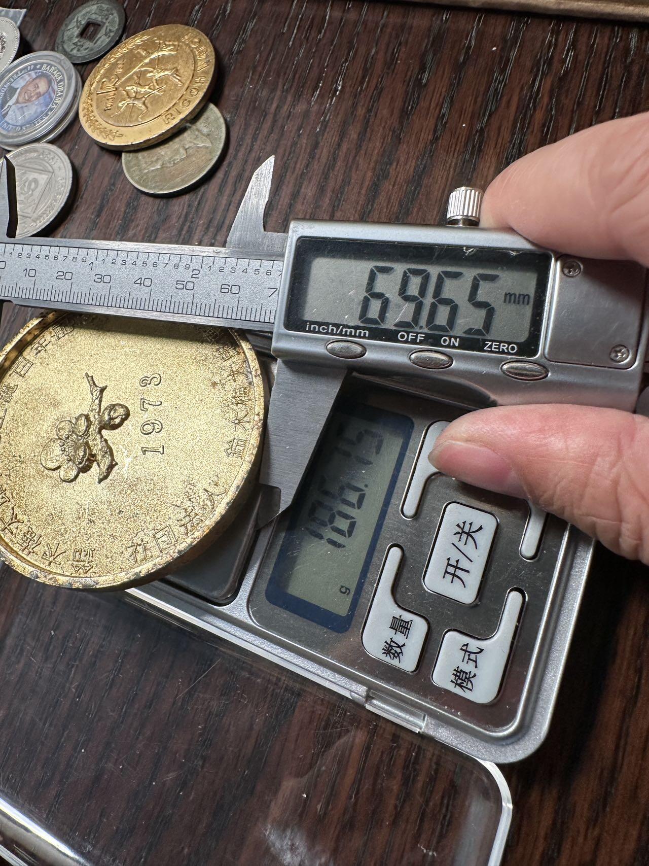 蒂克钱币-第57场 日本章 企业章拍卖  铃木梅太郎博士诞辰百年镀金纪念章 70mm 181g 木盒