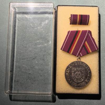 盛世勋华——号角文化勋章邮票专场拍卖第302期 - 东德银级民防功劳奖章  带原盒原略