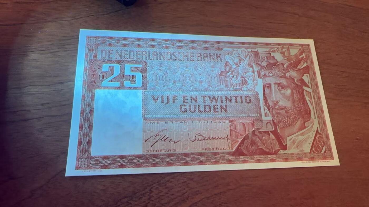 徐霞客拍卖首拍 荷兰	P-84 1949年25盾	AU+ 3CR033070 纸币正面的男性形象是荷兰“航海精神”的象征，代表着荷兰17世纪“黄金时代”的航海与贸易辉煌。承载着荷兰民众在战后艰难岁月里的希望与韧性，是一代人的集体记忆，这种历史情感赋予了纸币超越货币本身的收藏意义，这版1949年25盾是荷兰盾收藏序列中的“开门品种”，对资深藏家具有极高的吸引力。				