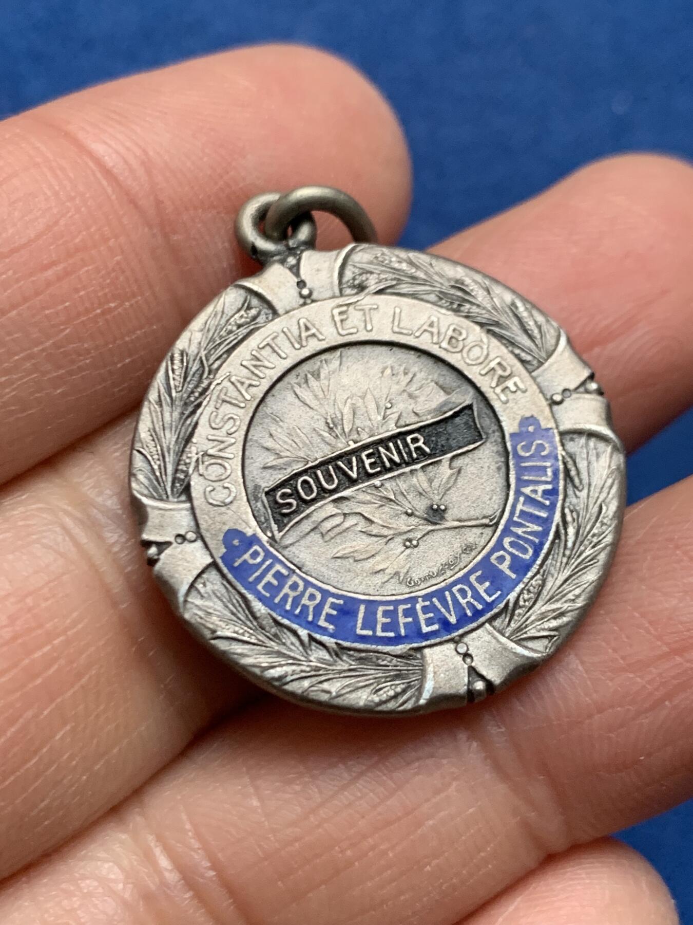 《竞宝斋》第462场 周日，周一，2场连拍 （全场包邮）欢迎送拍 西班牙银章  plata银标 带环重13.4克 26.8mm