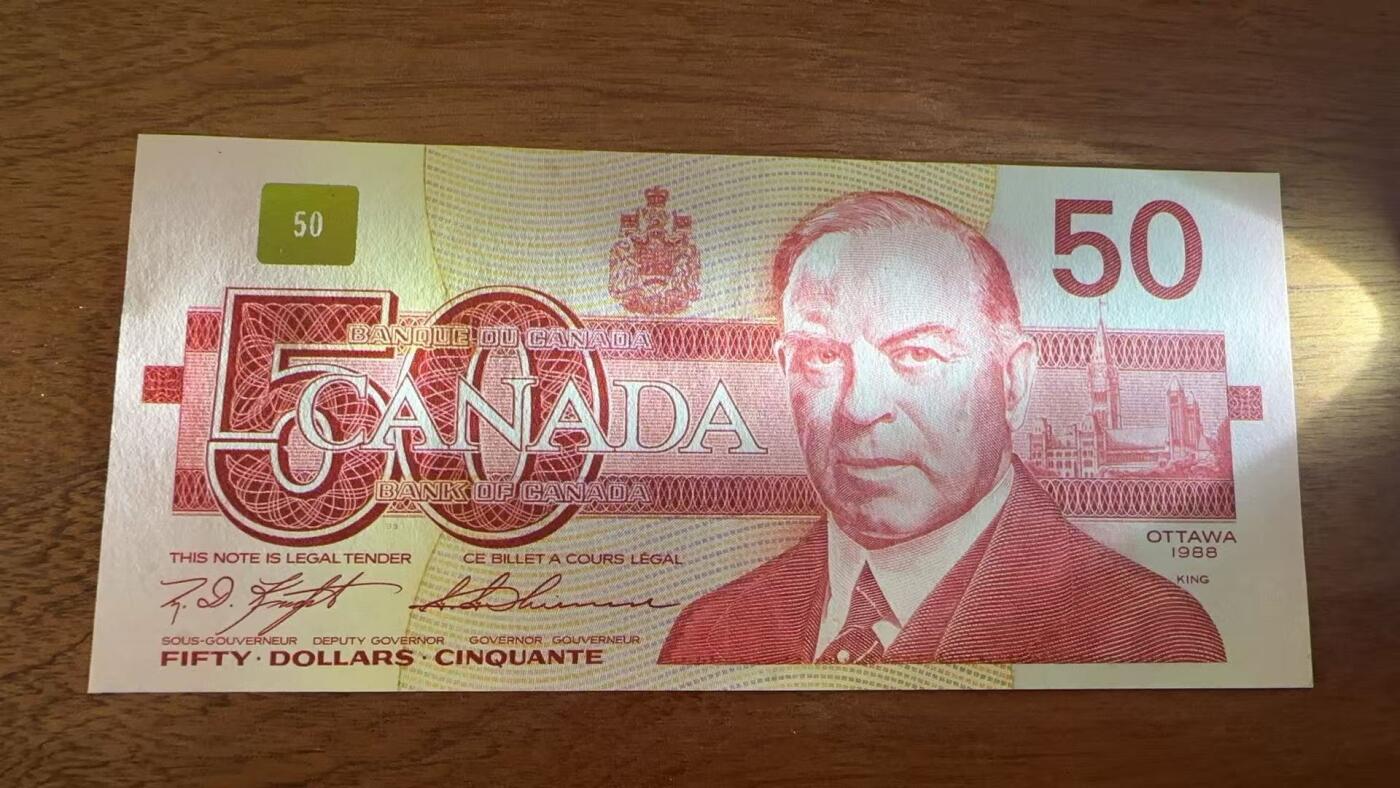 徐霞客拍卖首拍 加拿大	P-98c 1988年50元	FHV2483178	UNC-	正面主像为加拿大前总理威廉·莱昂·麦肯齐右侧为渥太华国会大厦图案。采用红棕渐变套印与精细雕刻凹印工艺，是加拿大最后一批纯纸质流通纸币之一，后被聚合物材质纸币取代。作为“鸟系列”中的大面额品种，存世量少。		