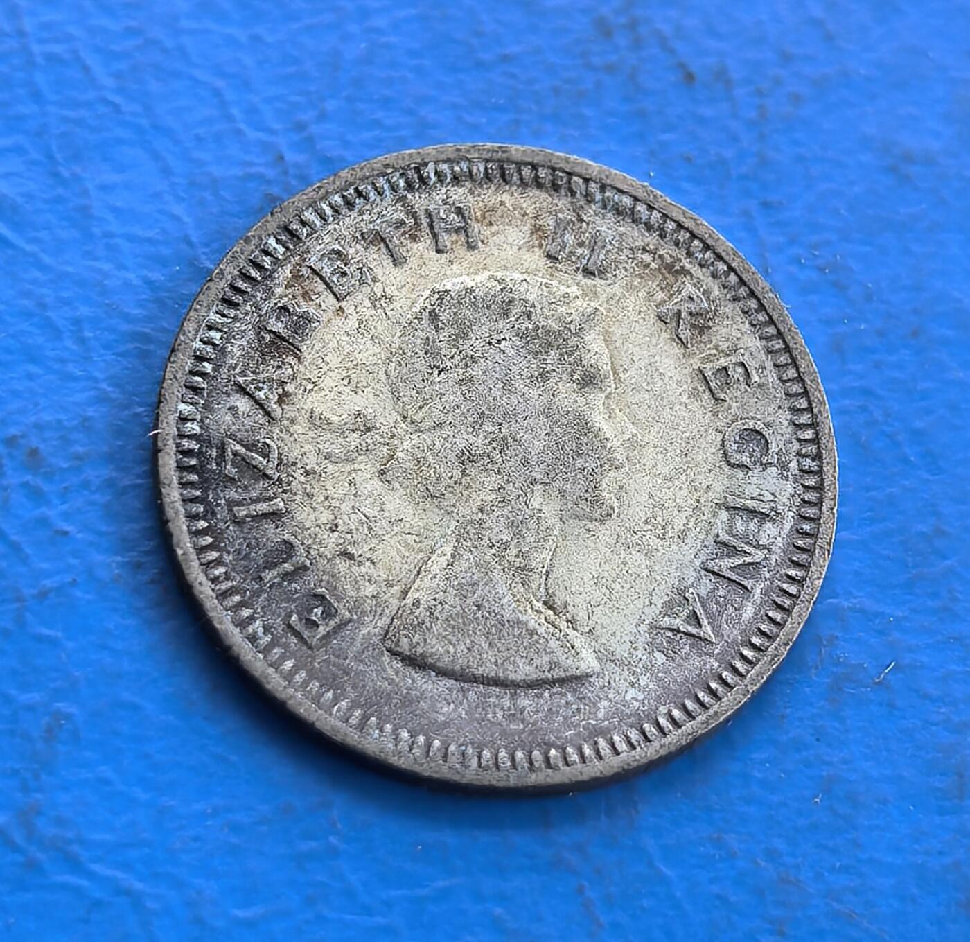 外国优质老铜币高银银币，周六九点倒数截拍，满百包邮，持续收拍 南非1957 年 3 便士银币，正面伊丽莎白二世头像雕刻细腻，“REGINA” 铭文环绕排布规整；背面帝王花居中，英、南非双语国名与 3D 面值搭配，本土花卉元素鲜明，银质温润，兼具英伦风格与南非地域特色，工艺精致。