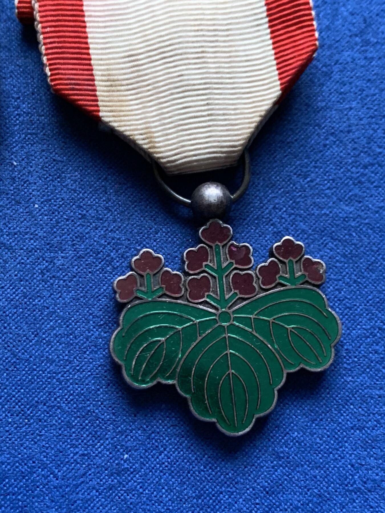 《竞宝斋》第462场 周日，周一，2场连拍 （全场包邮）欢迎送拍 三枚合拍 两枚法国劳工奖章与日本勋七等桐叶章 均为银质 约43.9g