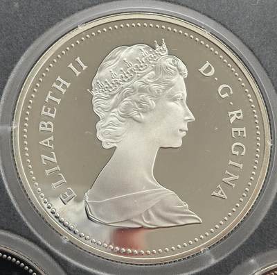 外国优质老铜币高银银币，周六九点倒数截拍，满百包邮，持续收拍 - 精制1981 年加拿大 1 元银币，正面为伊丽莎白二世头像，背面饰蒸汽火车与加拿大地图，纪念横贯铁路百年。银质光泽温润，品相完好，见证加拿大交通发展史，是英联邦货币收藏的精品，兼具历史与收藏价值。