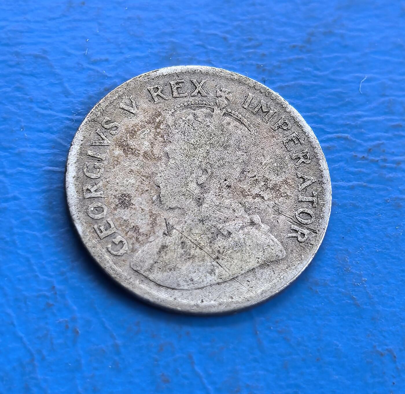 外国优质老铜币高银银币，周六九点倒数截拍，满百包邮，持续收拍 南非1933 年 3 便士银币，正面乔治五世头像雕刻细腻传神，帝国铭文环绕排布规整；背面帝王花居中，英、南非双语国名与 3D 面值搭配，本土花卉元素鲜明，银质包浆温润，兼具英伦风格与南非地域特色，工艺精致。