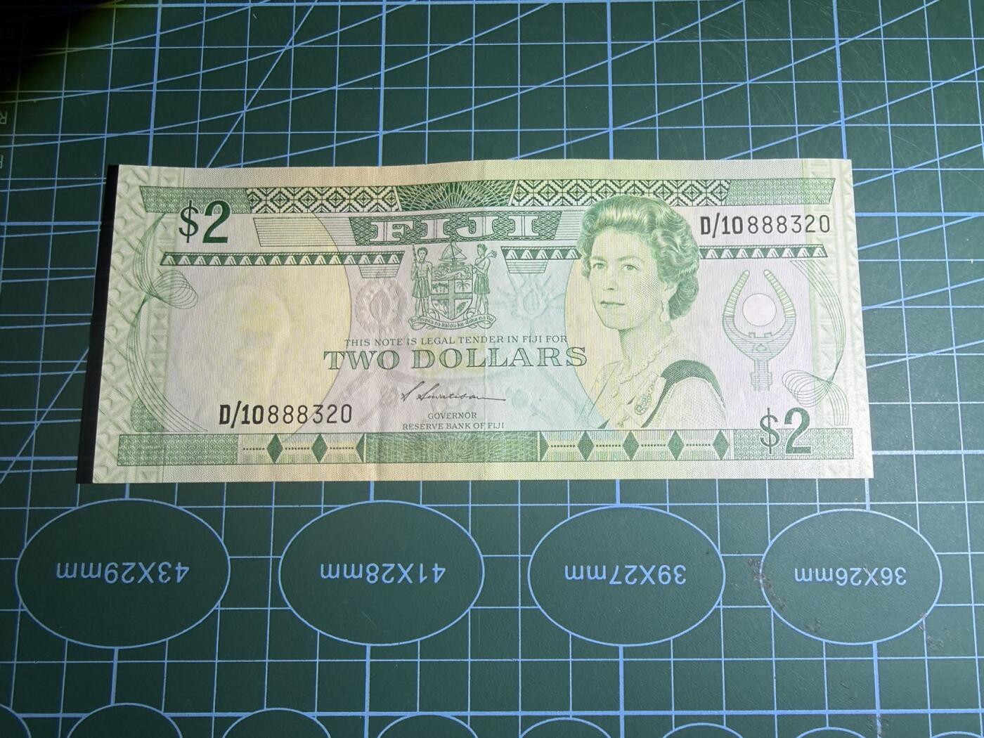 【炜奕收藏】，第五十八期，英属第三场 1988年斐济2元，品相如图，号码无47