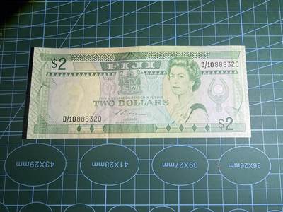 【炜奕收藏】，第五十八期，英属第三场 - 1988年斐济2元，品相如图，号码无47