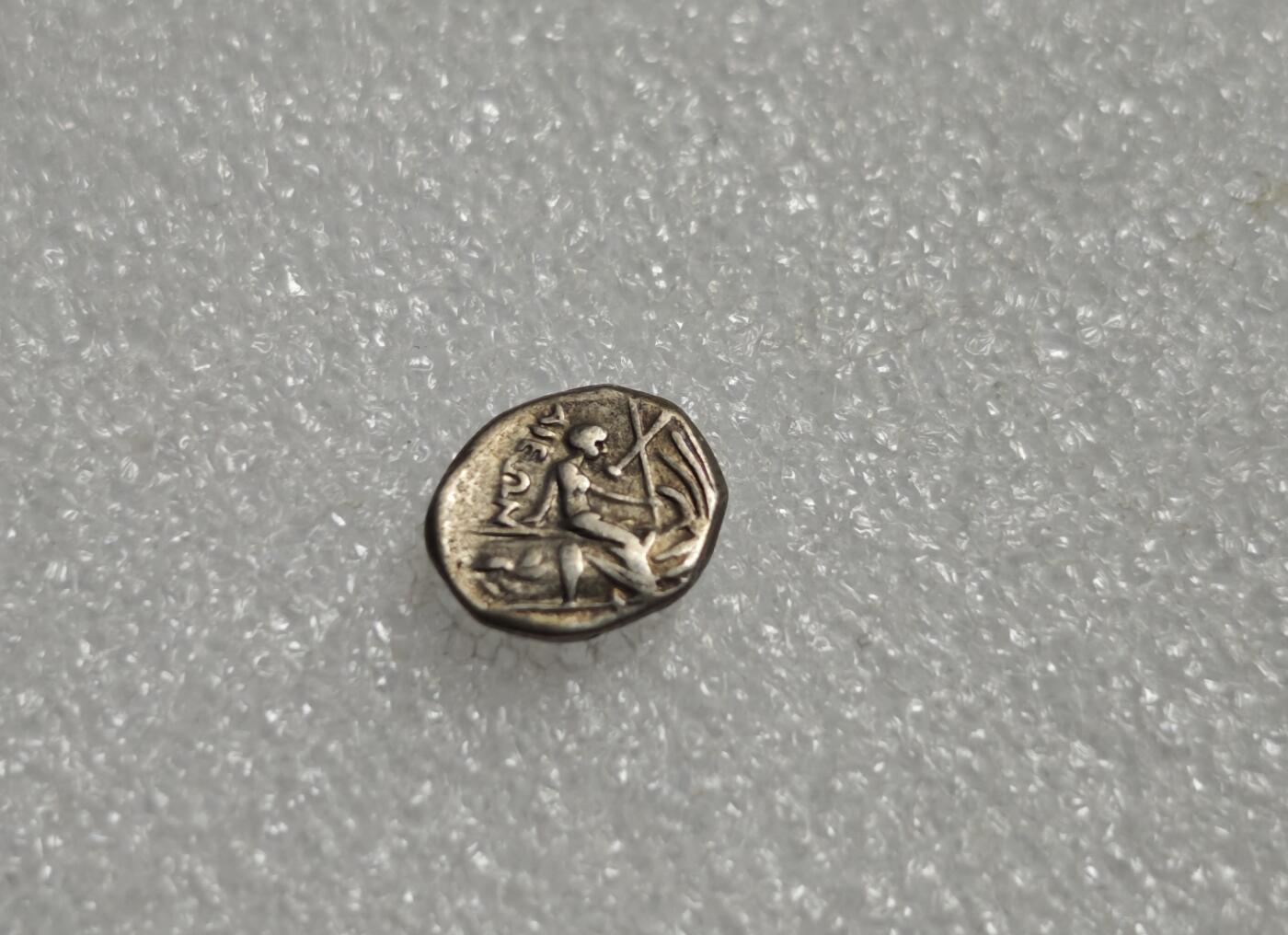 瓶子🏺第227期拍卖会  古希腊水泽仙女头像战船银币 公元前3-前2世纪西斯底亚城 (Histiaia) 发行  奥波银币 正面: 水泽仙女西斯底亚，她是西斯底亚城的守护神  背面: 仙女坐在战船的船首  2.09克