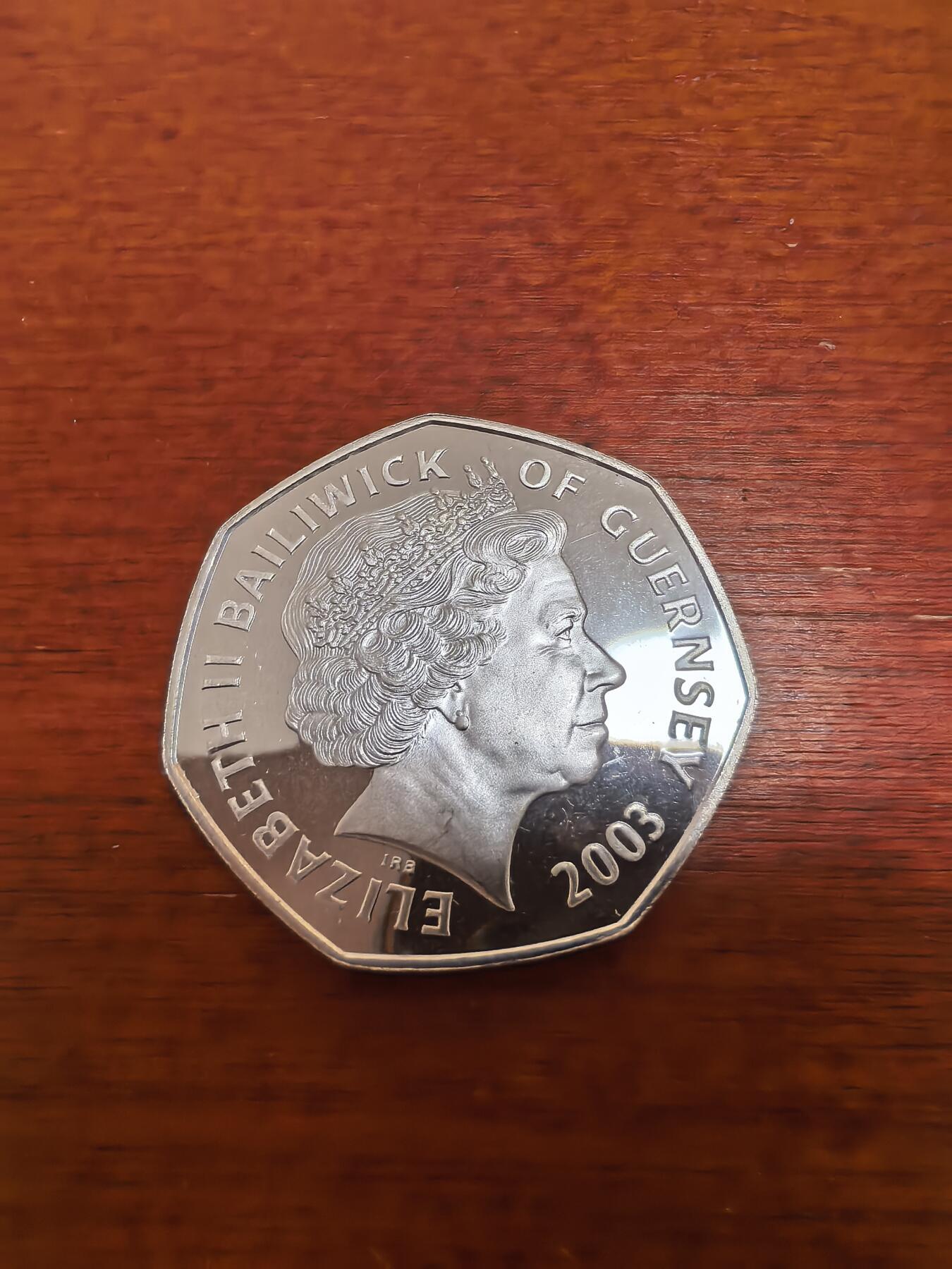 长老汇蛇年精选第九十六场拍卖 2003根西女王加冕50周年皇冠50便士七边精制银币，8.1克925银，1万枚